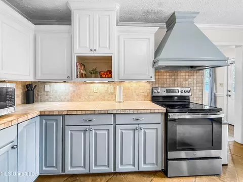 Kitchen - 5255 Parkway Dr, Jackson, MS 39211 photo 1 of 3