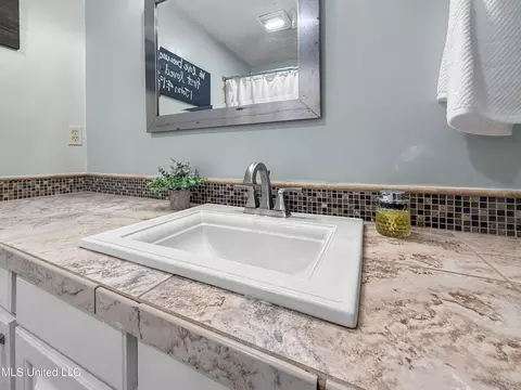 Bath - 5255 Parkway Dr, Jackson, MS 39211 photo 4 of 5