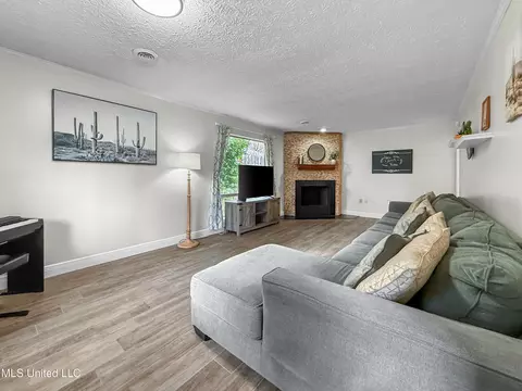 Living - 5255 Parkway Dr, Jackson, MS 39211 photo 2 of 2