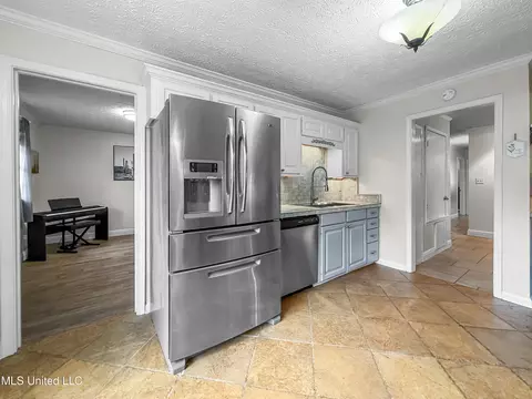 Kitchen - 5255 Parkway Dr, Jackson, MS 39211 photo 2 of 3