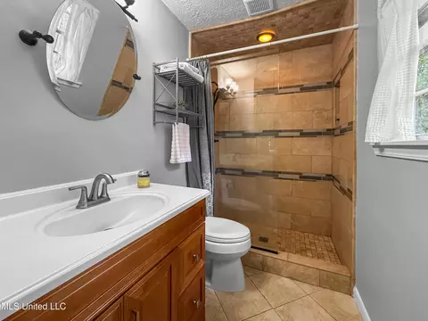 Bath - 5255 Parkway Dr, Jackson, MS 39211 photo 1 of 5