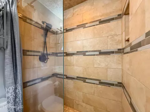 Bath - 5255 Parkway Dr, Jackson, MS 39211 photo 2 of 5