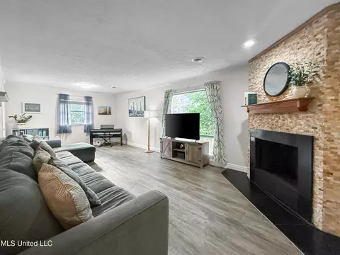 Living - 5255 Parkway Dr, Jackson, MS 39211 photo 1 of 2