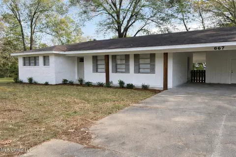 667 Reddoch Dr, Jackson, MS 39211