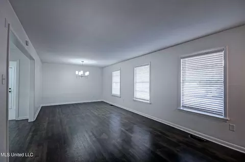 Living - 667 Reddoch Dr, Jackson, MS 39211 photo 2 of 4