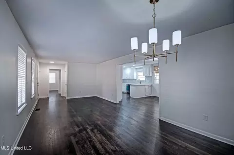 Living - 667 Reddoch Dr, Jackson, MS 39211 photo 3 of 4