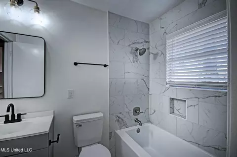 Bath - 667 Reddoch Dr, Jackson, MS 39211 photo 2 of 3