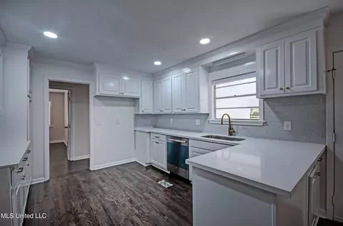 Kitchen - 667 Reddoch Dr, Jackson, MS 39211 photo 1 of 2