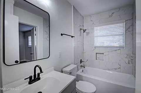 Bath - 667 Reddoch Dr, Jackson, MS 39211 photo 3 of 3