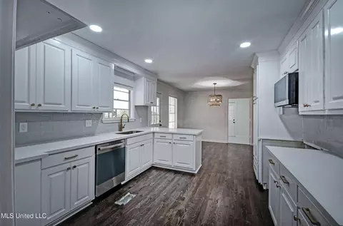 Kitchen - 667 Reddoch Dr, Jackson, MS 39211 photo 2 of 2
