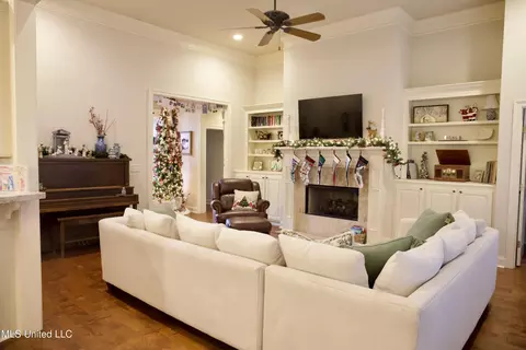Living - 628 Boxwood Pl, Madison, MS 39110 photo 1 of 3