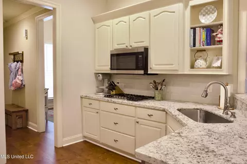 Kitchen - 628 Boxwood Pl, Madison, MS 39110 photo 3 of 4