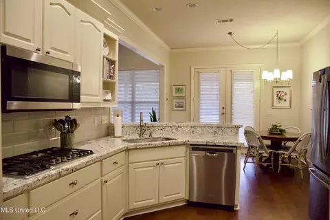 Kitchen - 628 Boxwood Pl, Madison, MS 39110 photo 2 of 4