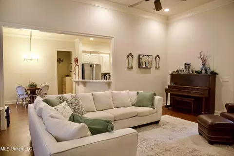 Living - 628 Boxwood Pl, Madison, MS 39110 photo 2 of 3