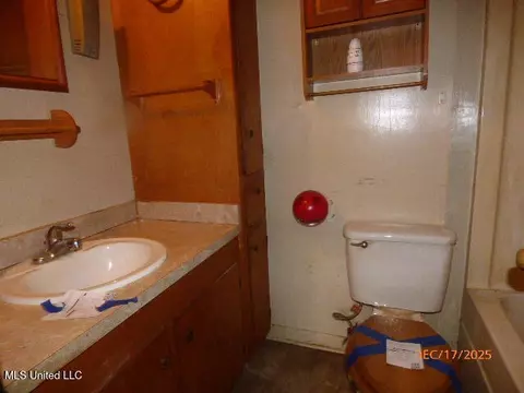 Bath - 87 W Wilderness Rd, Natchez, MS 39120 photo 1 of 2