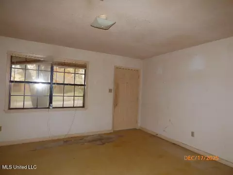 Living - 87 W Wilderness Rd, Natchez, MS 39120 photo 1 of 1