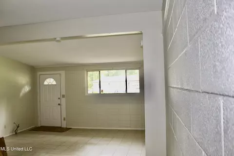 111 Chatham Cir, Jackson, MS 39206 photo 4