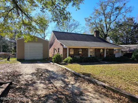1738 Walton Ave, Wiggins, MS 39577