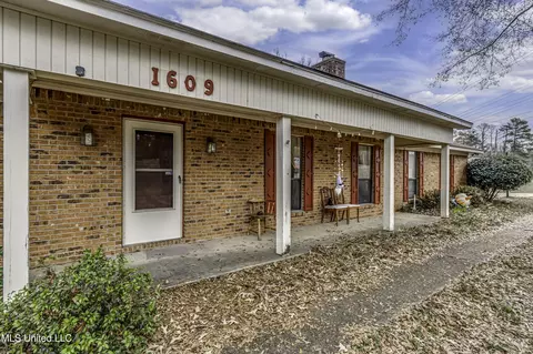 1609 Old Vicksburg Rd, Clinton, MS 39056