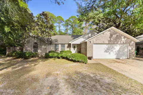 612 Oak St, Ocean Springs, MS 39564