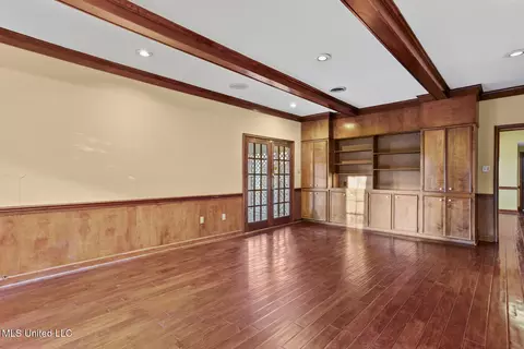 Living - 2060 Sheffield Dr, Jackson, MS 39211 photo 5 of 5