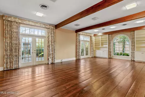 Living - 2060 Sheffield Dr, Jackson, MS 39211 photo 2 of 5