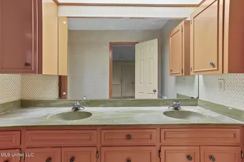 Bath - 2060 Sheffield Dr, Jackson, MS 39211 photo 1 of 4