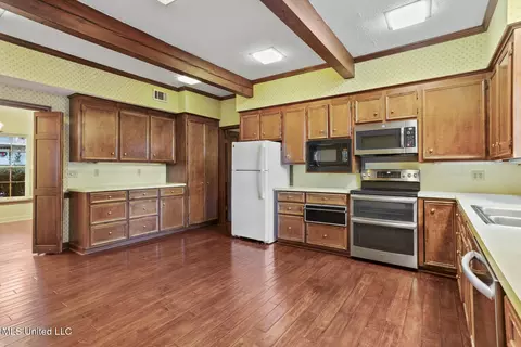 Kitchen - 2060 Sheffield Dr, Jackson, MS 39211 photo 3 of 3