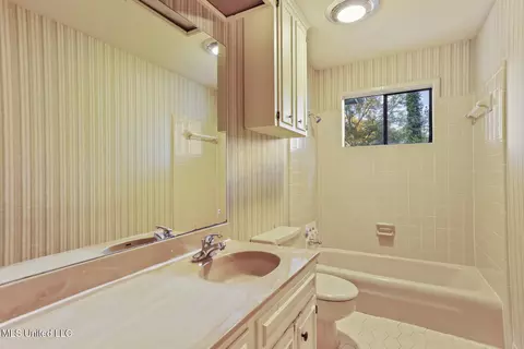 Bath - 2060 Sheffield Dr, Jackson, MS 39211 photo 3 of 4