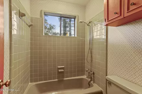 Bath - 2060 Sheffield Dr, Jackson, MS 39211 photo 2 of 4