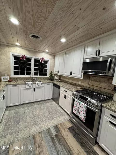 Kitchen - 246 2nd St, Flora, MS 39071 photo 2 of 2
