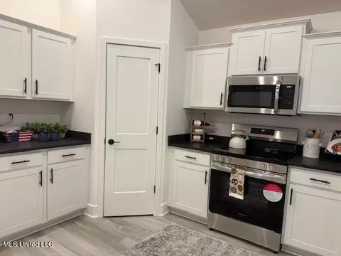 Kitchen - 4297 Olivia Cir, Olive Branch, MS 38654 photo 1 of 2
