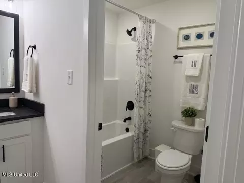 Bath - 4297 Olivia Cir, Olive Branch, MS 38654 photo 4 of 4