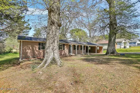 1043 Cotton St, Wesson, MS 39191