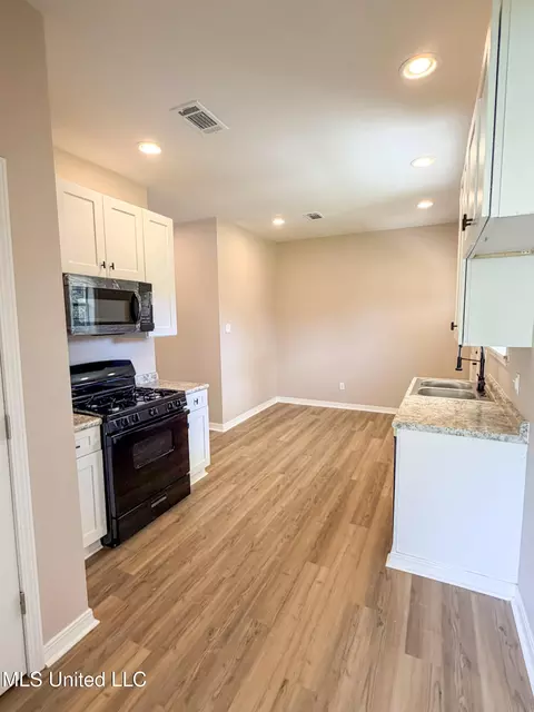 Kitchen - 2860 Highway 184, Bude, MS 39630 photo 3 of 4