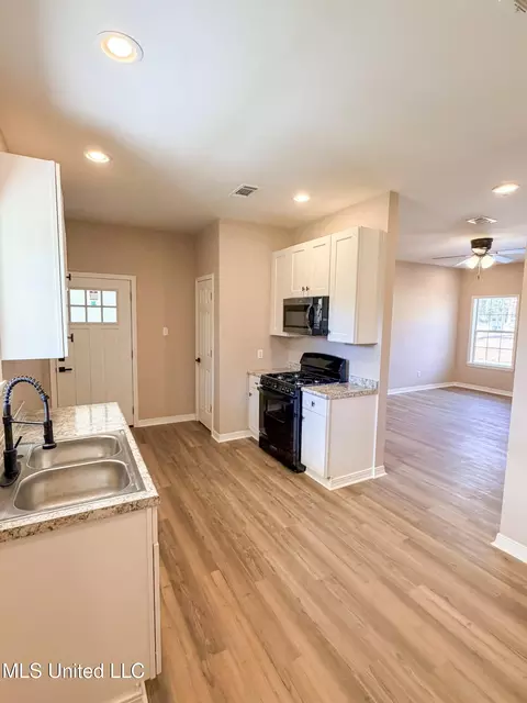 Kitchen - 2860 Highway 184, Bude, MS 39630 photo 1 of 4
