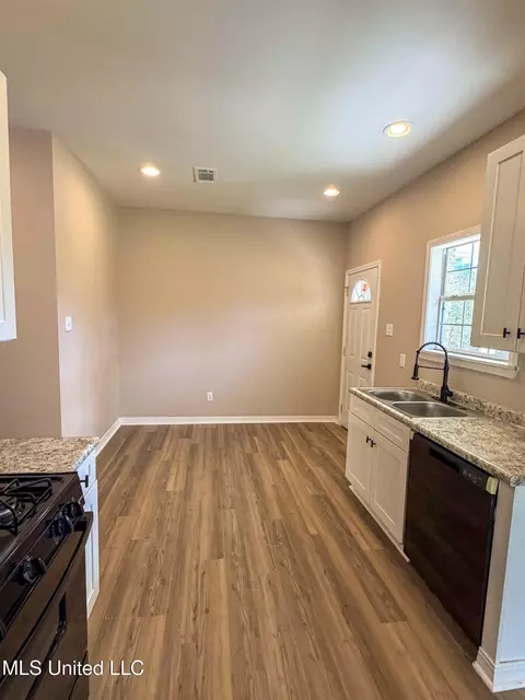 Kitchen - 2860 Highway 184, Bude, MS 39630 photo 2 of 4