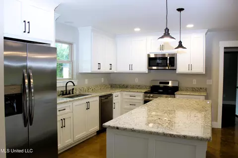 Kitchen - 3248 Stonecypher Rd, Lucedale, MS 39452 photo 4 of 5