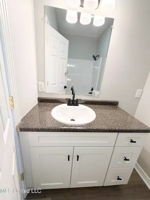 Bath - 2856 E Mississippi 184, Bude, MS 39630 photo 2 of 4