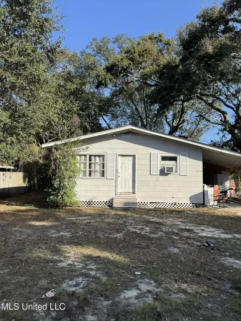 620 E Oak Dr, Gulfport, MS 39507