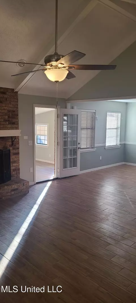Living - 127 Cypress Dr, Madison, MS 39110 photo 2 of 5