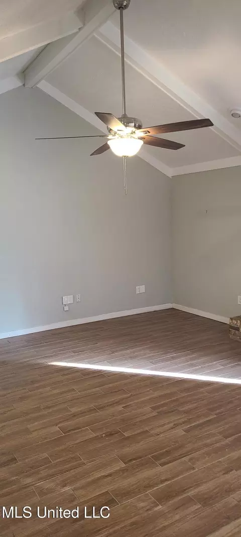 Living - 127 Cypress Dr, Madison, MS 39110 photo 4 of 5