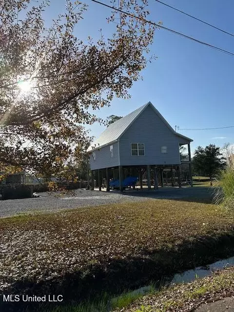 4121 Dolphin St, Bay Saint Louis, MS 39520