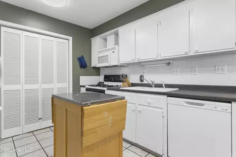 Kitchen - 515 Mockingbird Dr, Long Beach, MS 39560 photo 2 of 3