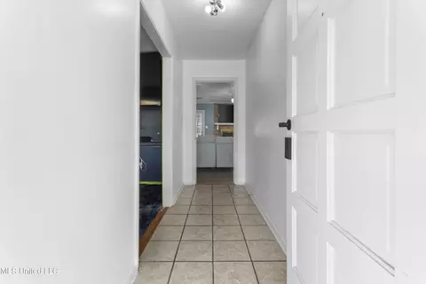 Entry Way - 515 Mockingbird Dr, Long Beach, MS 39560 photo 2 of 3