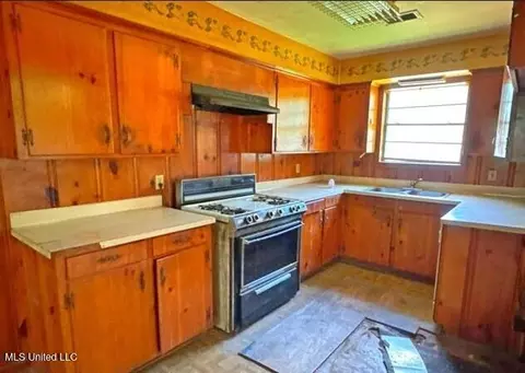 Kitchen - 5729 Angle St, Jackson, MS 39206 photo 1 of 2