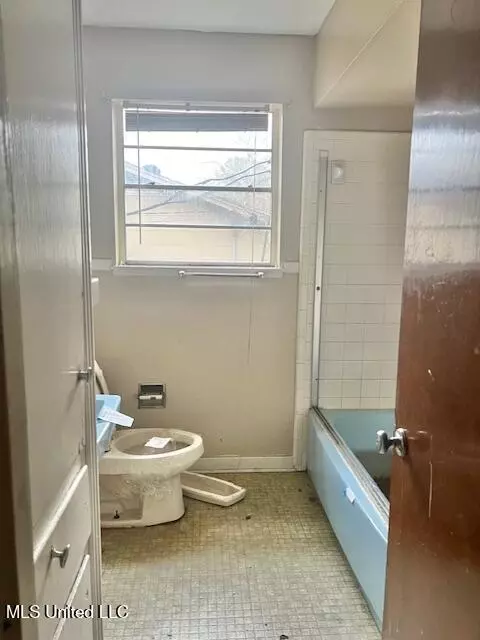 Bath - 5729 Angle St, Jackson, MS 39206 photo 1 of 1