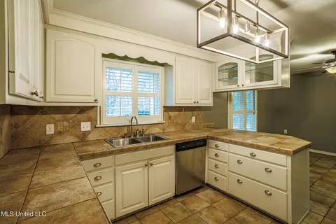 Kitchen - 141 N Eagle Ridge Dr, Florence, MS 39073 photo 1 of 2