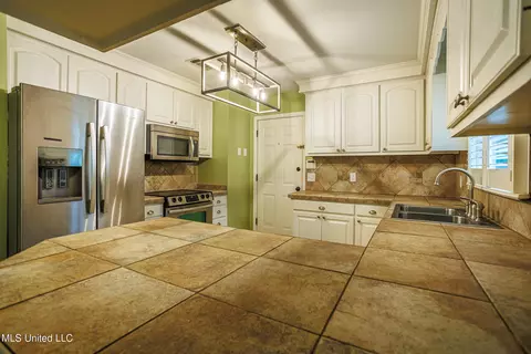 Kitchen - 141 N Eagle Ridge Dr, Florence, MS 39073 photo 2 of 2