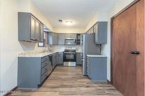 Kitchen - 537 Thunderbird Dr, Hernando, MS 38632 photo 1 of 3